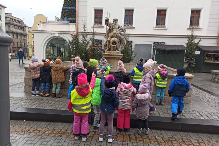 Dzieci oglądają fontannę z Neptunem, która została wybudowana w 1794 roku przez Johannesa Nitsche z Opawy
