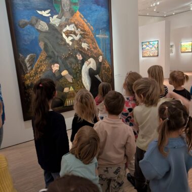 Dzieci oglądają obraz św. Barbary