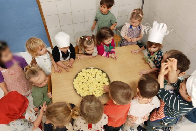 Dzieci wokół stołu i oceniają efekty pracy