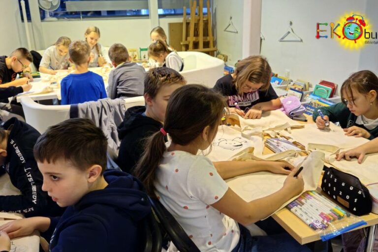 Dzieci rysują na torbach