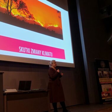 dr inż. Małgorzata Szymaszek, na ekranie wyświetla slajd "Skutki zmiany klimatu"