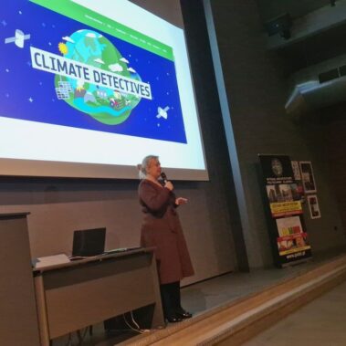 dr inż. Małgorzata Szymaszek, na ekranie wyświetla slajd "Climate Detectives"