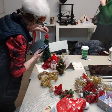 Starsza pani robi zdjęcie małej choinki