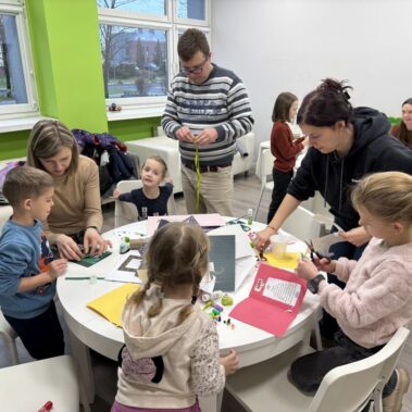 Dzieci z rodzicami przy pracy plastycznej