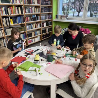 Dzieci przy pracy plastycznej