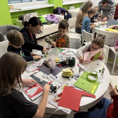 Dzieci z rodzicami przy pracy plastycznej