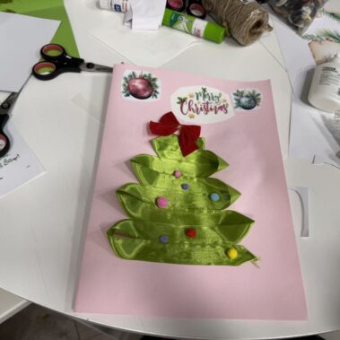 Kartka świąteczna z przyklejoną wstążką