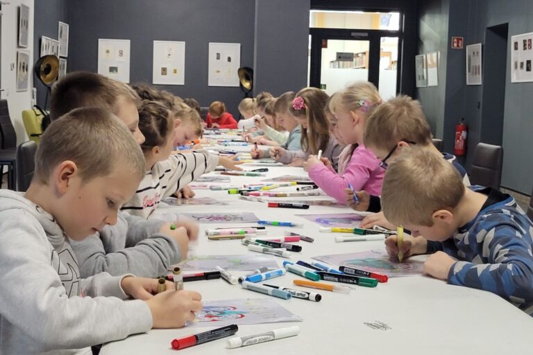 Dzieci przy pracy plastycznej