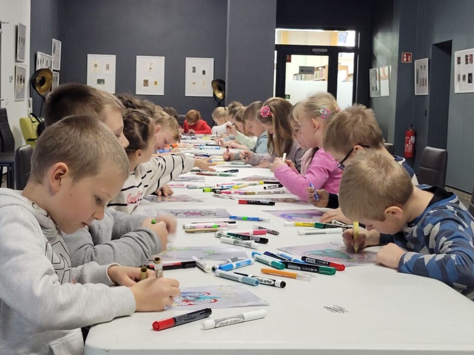 Dzieci przy pracy plastycznej