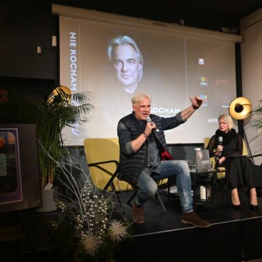 Na scenie siedzą Zbigniew Stryj i Hanna Grabowska-Macioszek
