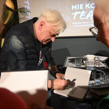 Zbigniew Stryj podpisuje książki