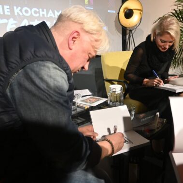 Zbigniew Stryj i Hanna Grabowska-Macioszek wspólnie podpisują książki