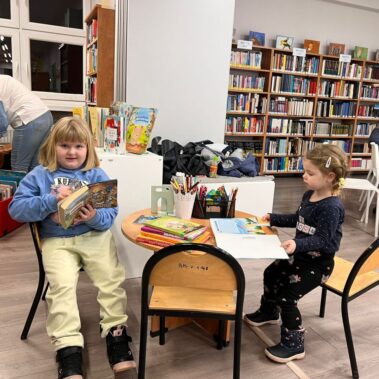 Dziewczynki przeglądają książki