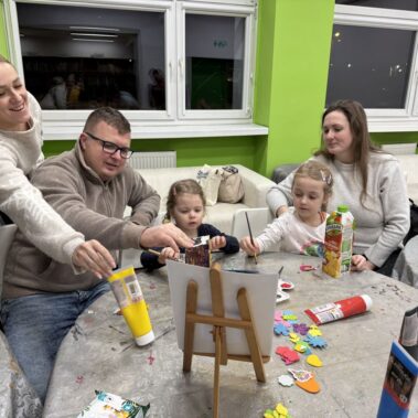 Rodzice z dziećmi wykonują prace plastyczne