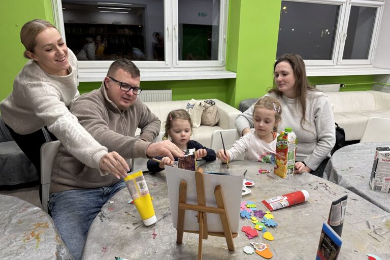 Rodzice z dziećmi wykonują prace plastyczne