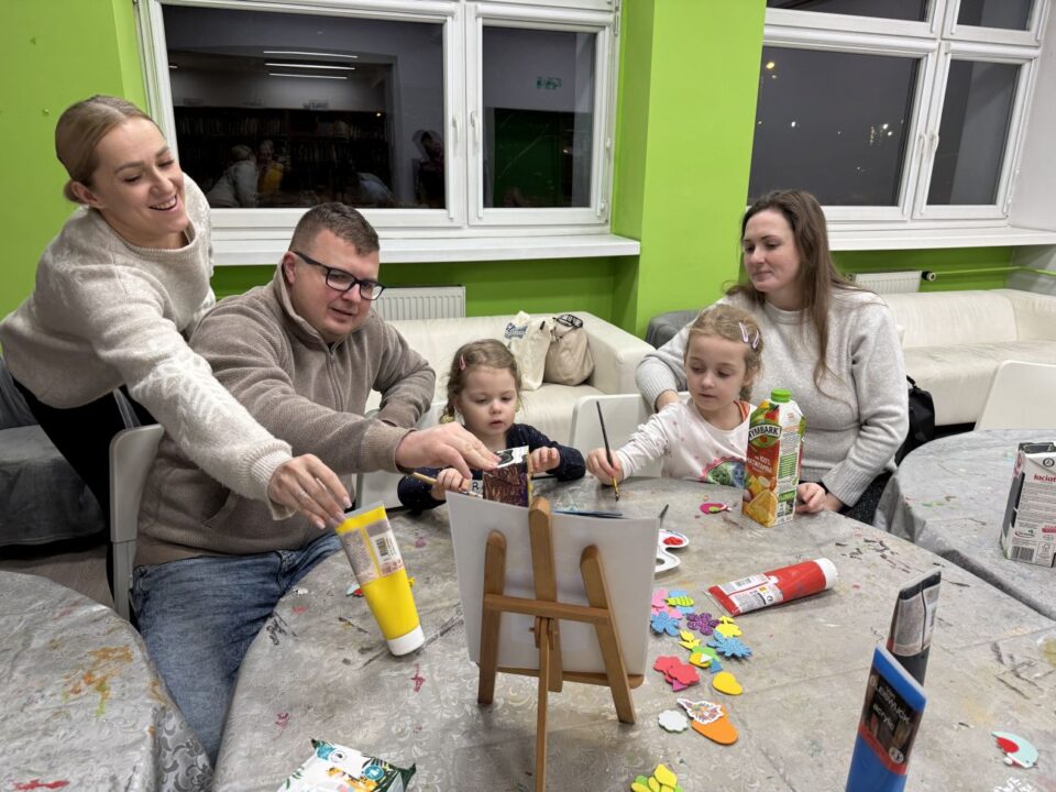 Rodzice z dziećmi wykonują prace plastyczne