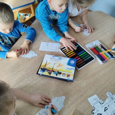 Dzieci koloryzują budynki