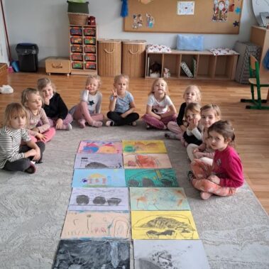 Pamiątkowe zdjęcie z włąsnymi rysunkami