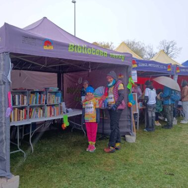 Pamiątkowe zdjęcie z uczestniczkami i bibliotekarką.