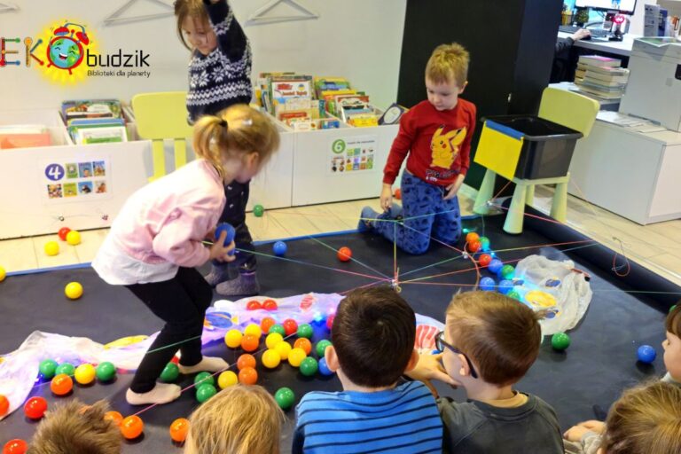 Dzieci zbierają piłeczki z wybranymi kolorami