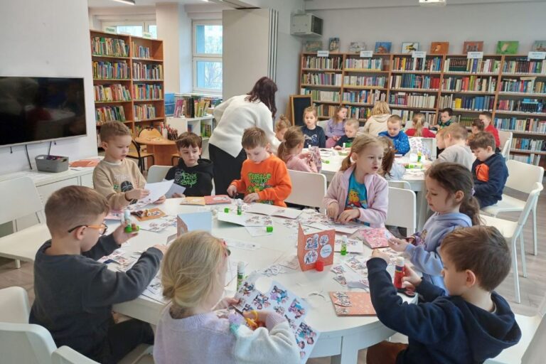 Dzieci przy pracy, wycinają rysunki