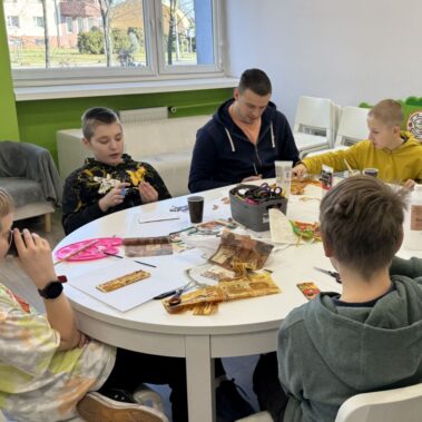 Chłopcy wykonują zakładki techniką decoupage