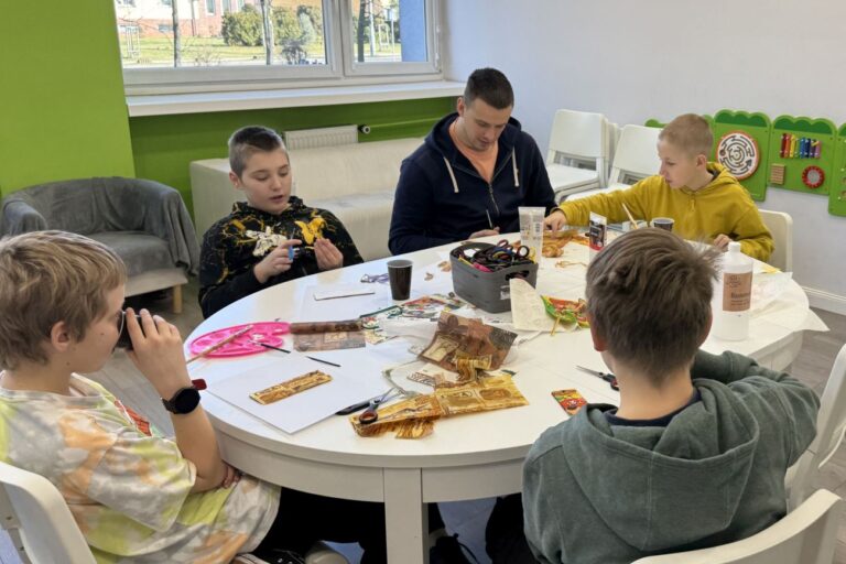 Chłopcy wykonują zakładki techniką decoupage