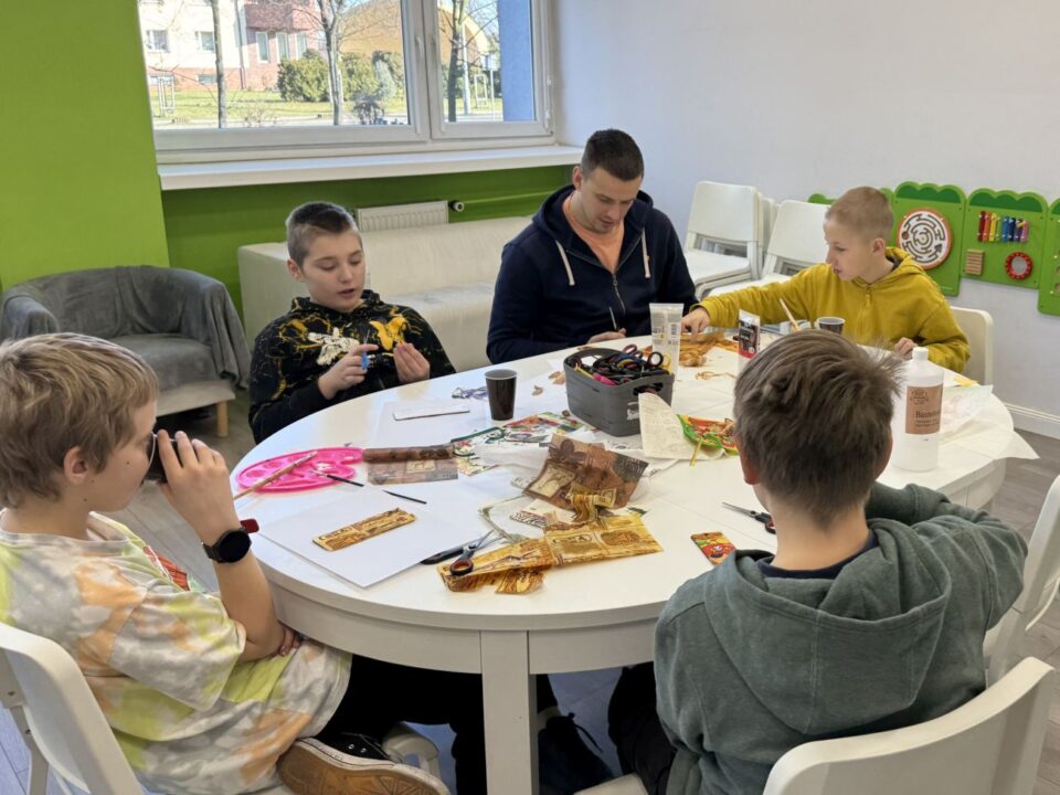 Chłopcy wykonują zakładki techniką decoupage