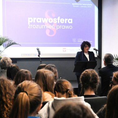 Dyrektor MBP Bogna Dobrakowska wita gości