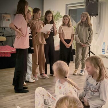 Dzieci głośno czytają rozwiązania