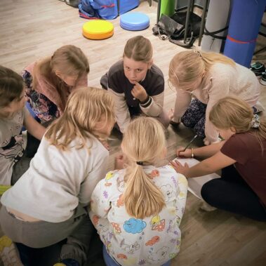 Dzieci rozwiązują zadanie