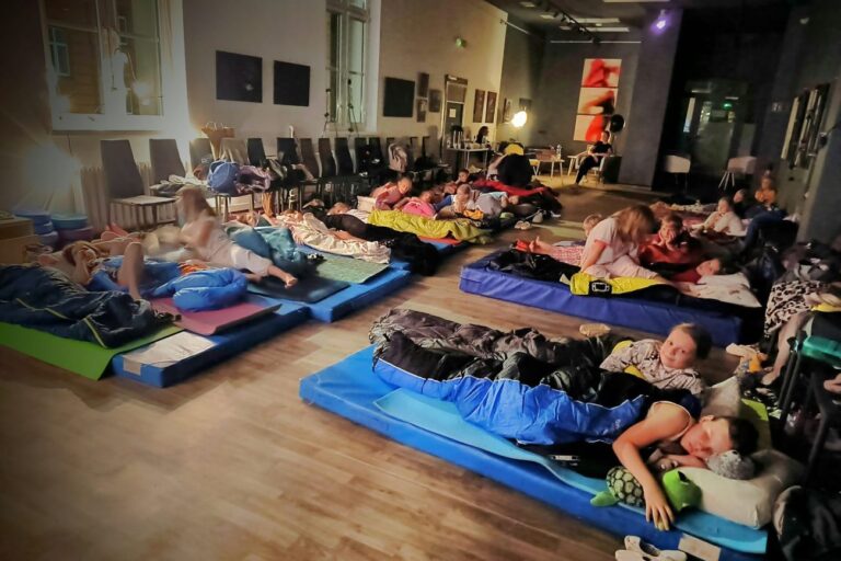 Dzieci leżąc na podłodze oglądają film
