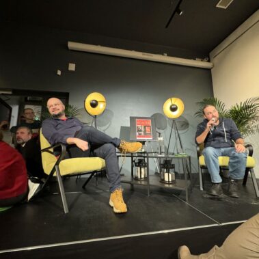Na scenie siedzą Zbigniew Rokita i prowadzący spotkanie Marcin Musiał. I goście