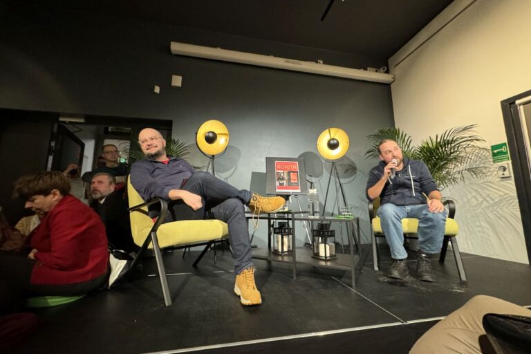 Na scenie siedzą Zbigniew Rokita i prowadzący spotkanie Marcin Musiał. I goście