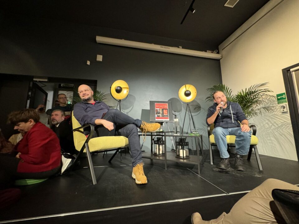 Na scenie siedzą Zbigniew Rokita i prowadzący spotkanie Marcin Musiał. I goście