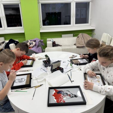 Dzieci malują krawędzie obrazków