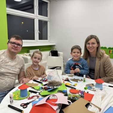 Rodzice z dziećmi pozują się do zdjęcia