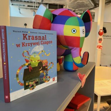 Książka "Krasnal w Krzywej Czapce" i kolorowy słoń