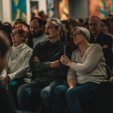 Goście słuchają, pełna była ta sala