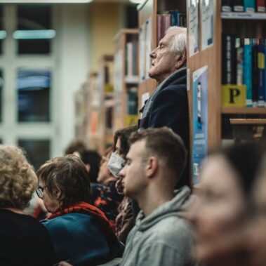Tłoczeni goście przebywali także w sali wypożyczalni