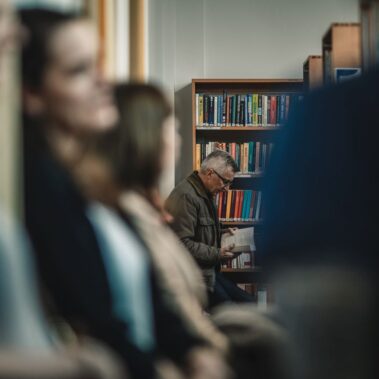 Jeden z gości przegląda książkę