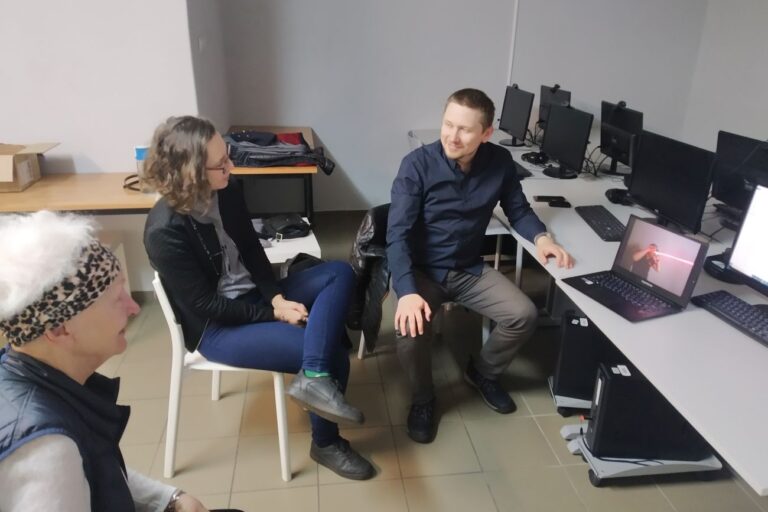 Uczestnik prezentuje uczestnikom swoje zdjęcia