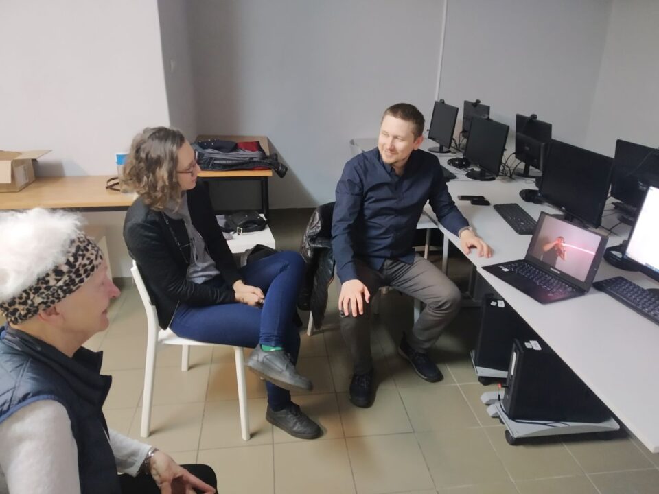 Uczestnik prezentuje uczestnikom swoje zdjęcia