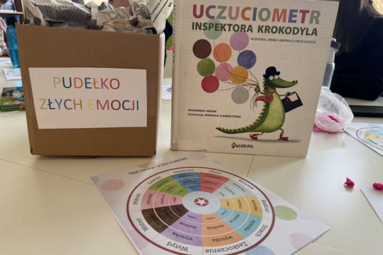 Książka Uczuciometr Inspektora Krokodyla i koło uczuciometra i pudełko na złe emocje