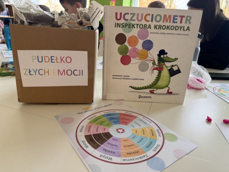 Książka Uczuciometr Inspektora Krokodyla i koło uczuciometra i pudełko na złe emocje