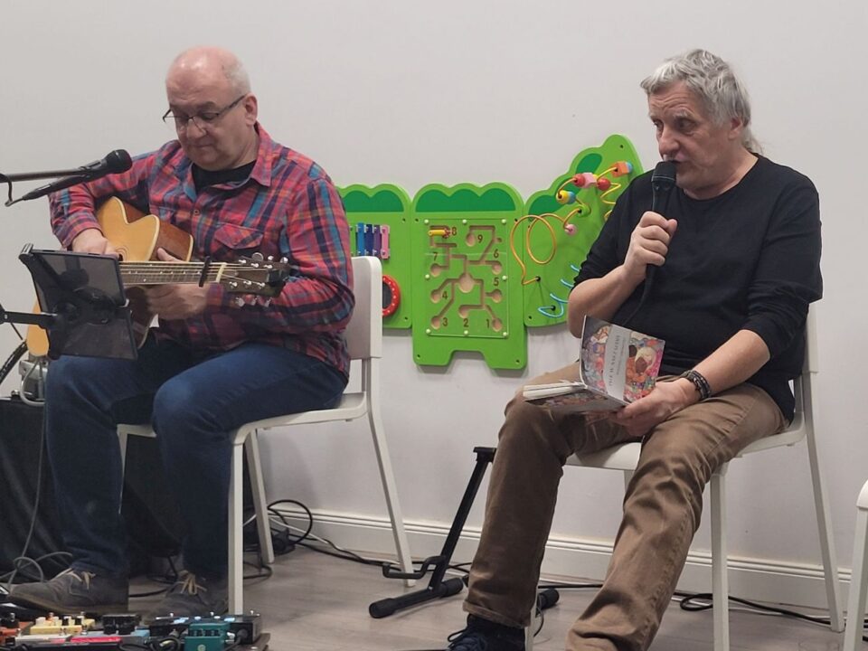 Marek Biniek gra na gitarze i Krzysztof Kasperczyk śpiewa