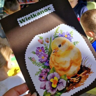 Gotowa kartka wielkanocna z motywem kurczaka
