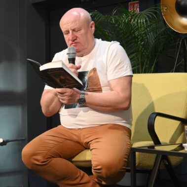 Maciej Siembieda czyta książkę na głos
