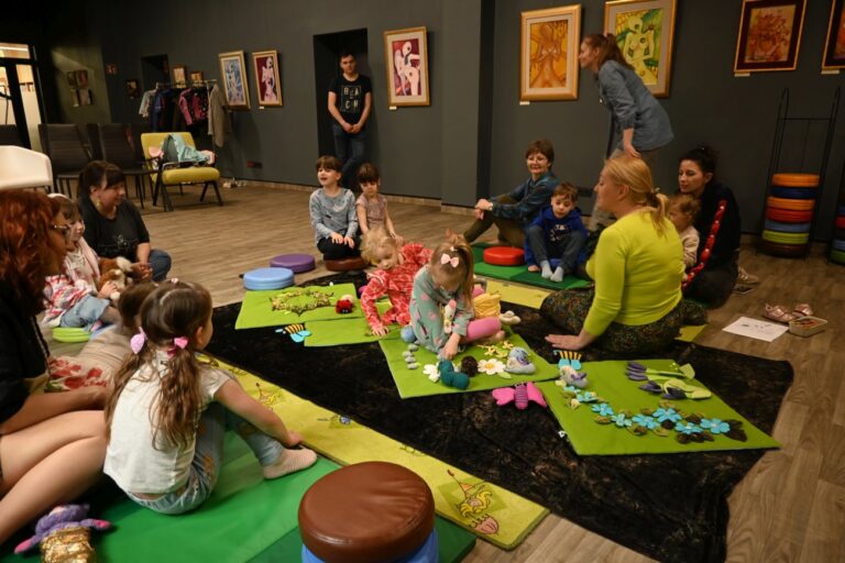 Dziewczynki umieszczają rzeczy na planszach