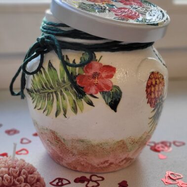 Słoik z przykrywką ozdobiony decoupage z motywami kwiatowymi